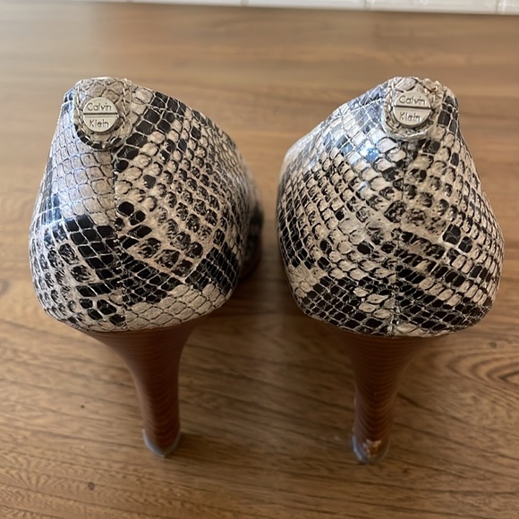 Calvin Klein women’s pumps size 9 1/2 Snakeskin - Picture 4 of 4